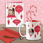 Cartes Pour Fêtes Annuelles Pour Mère Photo Personnalisée Rouge Retro Ornement<br><div class="desc">Envoyez à votre mère une photo personnalisée couleur rouge rétro ornement avec votre souhait de vacances. Customisez l'ornement du fond avec son nom ou laissez-le simplement comme Mère ou maman. Le décor et les cordes rouges sont devant des flocons de neige roses sur un arrière - plan blanc.</div>