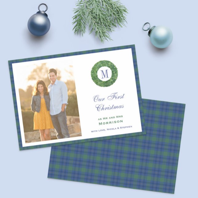 Cartes Pour Fêtes Annuelles Premier Noël Élégant Comme M. Et Mme Monogram (Preppy Our First Christmas Monogram Wreath photo Holidays Cards with tartan backer)