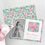 Cartes Pour Fêtes Annuelles Préppy rose et vert Palm Beach présent Noël<br><div class="desc">PreppyPrint.com - Célébrez Noël avec style! Ajoutez votre touche personnalisée à ces cartes de Noël. Transférez aussi ce design sur les produits de votre choix ! Cliquez sur "retirer du dos de la carte" sous "Logo & Independent Creator Mark" pour supprimer le code QR du dos de la carte. Veuillez...</div>