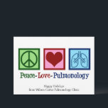 Cartes Pour Fêtes Annuelles Pulmonologue personnalisable Peace Love<br><div class="desc">Peace Love cartes de fin de année de pulmonologie. Une carte de Noël pulmonologue cool pour un médecin ou une infirmière en pulmonologie avec un signe de paix,  un coeur et des poumons. Un excellent design pour un spécialiste pulmonaire qui traite l'asthme et d'autres problèmes respiratoires.</div>