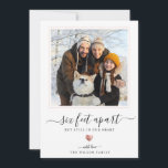 Cartes Pour Fêtes Annuelles Quarantaine à l'écriture moderne Rose Gold Heart S<br><div class="desc">Six pieds séparés mais toujours dans notre cœur : Cette carte de vacances moderne est parfaite pour cette saison des Fêtes imparfaite. Élégante, écriture moderne lisant "6 pieds séparés mais toujours dans notre cœur" sur un cœur rose doré chic imprimé et votre propre message personnalisé avec des noms à côté...</div>