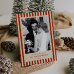 Cartes Pour Fêtes Annuelles Rayures rouges<br><div class="desc">Embrassez le romantisme et le charme de la saison des fêtes avec notre élégante carte de Noël "Merry & Married" entièrement personnalisable avec des rayures rouges profondes,  un mélange parfait d'élégance vintage et de sophistication à l'ancienne.</div>