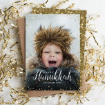 Cartes Pour Fêtes Annuelles Recouvrement moderne Hanoukka de photo de parties<br><div class="desc">La coutume abordable a imprimé des cartes photos de vacances avec les modèles simples pour la personnalisation. Cette conception moderne chic a une frontière de confettis de parties scintillantes de faux et un texte élégant de calligraphie. Les mots indiquent "Hanoukka heureux". Personnalisez-les avec vos photos et ajoutez votre nom de...</div>