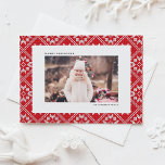 Cartes Pour Fêtes Annuelles Red Fair Isle Winter Knit Motif Photo Noël<br><div class="desc">Envoyez des voeux de vacances chaleureux enveloppés dans un design confortable et festif avec cette carte postale de Noël photo, avec un arrière - plan motif tricot Fair Isle charmant. Le design complexe évoque l'atmosphère réconfortante de la chaleur hivernale et de la joie des vacances. Cette carte postale de Noël...</div>