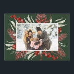 Cartes Pour Fêtes Annuelles Red Green Winter Botanical Christmas Photo<br><div class="desc">Une carte de Noël élégante pour envoyer des voeux de vacances à votre famille et vos amis. Le design simple présente une carte vert foncé avec un cadre aquarelle de botaniques d'hiver, de verts et de baies sur un arrière - plan vert foncé. Personnalisez avec une photo préférée sur le...</div>