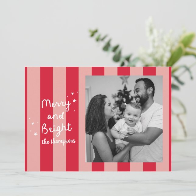 Cartes Pour Fêtes Annuelles Red Preppy Stripe Merry and Bright Christmas Photo (Debout devant)