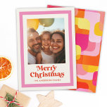 Cartes Pour Fêtes Annuelles Retro Joyeux Noël rose Arc-en-ciel Cadre 1 Photo<br><div class="desc">Envoyez des vibes festives avec notre carte rétro rainbow Happy Holidays! Avec son cadre rose ludique et son design abstrait audacieux,  c'est la meilleure façon de présenter votre photo préférée et de répandre la joie des vacances dans le style !</div>