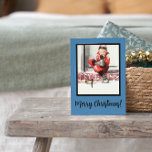 Cartes Pour Fêtes Annuelles Retro Winter Baby Boy Steps Bleu encadré Noël<br><div class="desc">Cette Vintage Thème Rétro Noël hiver Titre noir, Arrière - plan bleu et blanc Fête de neige avec Baby Boy assis à l'extérieur sur les marches dans les salons rouges avec Noël saluant "Joyeux Noël" sera parfait pour vos salutations de vacances. Vous pouvez aussi trouver d'autres designs dans ce style...</div>