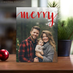 Cartes Pour Fêtes Annuelles Rouge Merry Calligraphie - vertical Photo blanc ty<br><div class="desc">Photo de couverture complète avec couverture rouge - Utilisez une photo verticale pour faire un accueil unique et branché Joyeux Noël avec un motif de branche de pin brillant et joyeux. Ce design a un aspect abstrait avec des éléments peints et une police manuscrite. Si vous avez besoin de déplacer...</div>