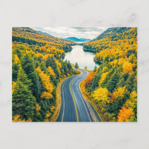 Cartes Pour Fêtes Annuelles Rues à travers le paysage d'été indien avec le lac