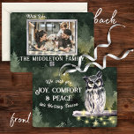 Cartes Pour Fêtes Annuelles Rustic Green Snowy Owl Photo de famille de Noël<br><div class="desc">Une chouette d'aquarelle paisible et enneigée se trouve tranquillement sur une branche dans la forêt verte foncée avec la chute de neige. On entend presque le silence. Cette carte est belle et rustique, et parle à un sentiment de paix et de calme. Vous pourriez donner cette carte à vos amis...</div>