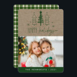 Cartes Pour Fêtes Annuelles Rustic Happy Holidays Photo Plaid Christmas Card<br><div class="desc">Rustic Happy Holidays Photo Custom Plaid Christmas Card - Avec votre photo préférée. Card présente également une illustration rustique avec trois sapins de Noël et une typographie manuscrite qui dit "Joyeuses fêtes". Notre modèle de carte vous permet de personnaliser votre carte de Noël pour la rendre unique. Si vous souhaitez...</div>