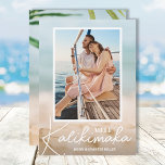 Cartes Pour Fêtes Annuelles Sable et plage de mer Photo Mele Kalikimaka<br><div class="desc">Partagez votre photo de vacances préférée sur la plage ou votre photo de temps chaud avec notre carte de vacances sur le sable et la mer floue avec Mele Kalikimaka et vos noms dans un texte blanc chic. Sélectionnez Matte pour le papier le plus lourd et la haute définition pour...</div>