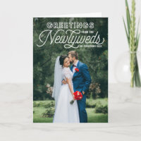 Salutations blanches des nouveaux mariés épousant