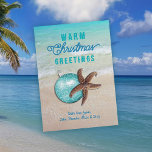 Cartes Pour Fêtes Annuelles Salutations de Noël chaleureuses Starfish Beach Sc<br><div class="desc">Carte de voeux "Noël chaud" plat de poisson d'étoile et scène de plage. L'eau tropicale turquoise, le surf et le sable est le décor de l'accueil et de la signature. "Noël" peut facilement être changé en "saisons" ou "vacances". Une étoile de mer marron avec ornement d'arbre rond est l'image. Reverse...</div>