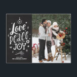 Cartes Pour Fêtes Annuelles Script Chalkboard Aimer la paix et Joy Letters<br><div class="desc">Amour, paix et joie. Envoyez des voeux et des voeux de vacances à votre famille et à vos amis avec cette carte postale rustique de Noël. Il présente un script rustique à la craie avec un arrière - plan faux tableau de bord. Personnalisez en ajoutant des photos, des noms, des...</div>