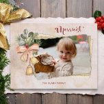 Cartes Pour Fêtes Annuelles Script & Fleurs les plus agréables / Photo Papier<br><div class="desc">Design de Noël d'inspiration vintage unique avec calligraphie "Merriest" graphique avec éclaboussure de fleurs d'hiver,  arc et cloches avec découpe photo sur des couches de papier ancien avec bords déchirés sur arrière - plan de couleur rose vif.</div>