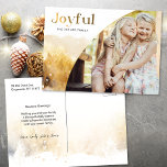 Cartes Pour Fêtes Annuelles Script Joyeux Or Chic avec photo courbe<br><div class="desc">Design de vacances chic et moderne avec un script "Joyful" personnalisé élégant dans le style dégradé d'or avec un modèle photo incurvé unique et de subtile aquarelle d'or style paysage d'hiver. Le dossier contient des graphiques complémentaires et des champs de texte supplémentaires.</div>