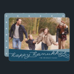 Cartes Pour Fêtes Annuelles Script Marine Blue Geo | Hanoukka Photo<br><div class="desc">Partagez vos salutations Hanoukka avec vos amis et votre famille avec notre carte photo Hanoukka élégant et moderne,  avec votre photo préférée avec des bandes superposées de bleu marine profond et "Happy Hanoukka" dans la typographie de style manuscrit moderne. Personnalisez avec votre nom de famille ou votre salutation personnalisée.</div>