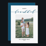 Cartes Pour Fêtes Annuelles Script moderne et élégant Happy Hanoukka Photo<br><div class="desc">Heureux Hanoukka ! Envoyer Hanoukka souhaite à la famille et aux amis avec cette carte Hanoukka de calligraphie personnalisable. Il est doté d'élégantes calligraphies et d'une typographie simple. Personnalisez en ajoutant des noms et une photo. Cette élégante carte Happy Hanoukka est disponible sur d'autres cartes.</div>