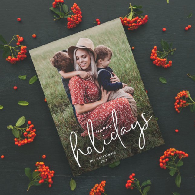 Cartes Pour Fêtes Annuelles Script moderne Joyeuses vacances Photo simple (Modern Script Happy Holidays Photo Holiday Card with Handwritten Typographic Overlay.)