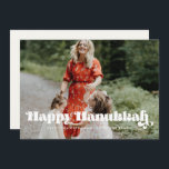Cartes Pour Fêtes Annuelles Script rétro vintage Happy Hanoukka photo<br><div class="desc">Bonne carte Hanoukka ! Une typographie moderne pour cette collection de cartes photos de vacances d'hiver. Pour customiser avec votre photo de famille préférée. Vous pouvez aussi facilement changer la couleur de la police ou de l'arrière - plan à votre goût.</div>