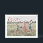 Cartes Pour Fêtes Annuelles Script rustique Photo moderne Noël<br><div class="desc">Carte de Noël photo moderne avec un design simple et minimal avec "Joyeux Noël" dans un élégant script rouge rustique sur votre photo préférée avec votre nom de famille. Le modèle comprend une superposition blanche pour aider le texte à se démarquer sur votre photo et peut être supprimé dans l'outil...</div>
