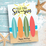 Cartes Pour Fêtes Annuelles Sea Sun Tropical Beach Surfboard Noël côtier<br><div class="desc">Célébrez la saison avec un peu de gaieté côtière! Cette décoration de Noël tropicale comprend une rangée de planches de surf colorées dans le sable, sur fond d'océan ensoleillé. Avec des vagues douces, des cieux chauds et des vibes de plage, cette scène festive apporte une touche balnéaire décontractée aux vacances,...</div>