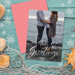 Cartes Pour Fêtes Annuelles Seas n'Greutas Beach Script | Photo de Noël<br><div class="desc">Ce carte photo de vacances moderne présente un élégant script de calligraphie blanche sur une photo à fond de sang. Le salut sur le devant dit "Seas n'Greutations" qui en fait un design parfait pour toute personne recherchant une plage ou un thème nautique. Cette conception s'adapte à une seule photo...</div>
