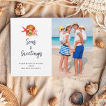 Cartes Pour Fêtes Annuelles Seas & salutations Seashell Photo Vacances<br><div class="desc">Coquillage d'aquarelle peint à la main et corail 'Mer et salutations" Carte de voeux de vacances nautiques. Ajoutez votre photo de famille préférée.</div>