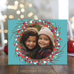 Cartes Pour Fêtes Annuelles Serre de Berry de Noël avec photo circulaire<br><div class="desc">Une ferme bleue avec une couronne de baies comme cadre photo. Un script moderne est utilisé pour les Joyeuses Fêtes. Un accueil de Noël - Que vos journées soient joyeuses et lumineuses - inclus sur le côté carte postale avec un espace pour signature familiale et salutation.</div>