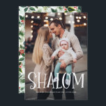 Cartes Pour Fêtes Annuelles Shalom White Lettering Overlay Photo Hanoukka<br><div class="desc">Heureux Hanoukka ! Envoyez des voeux et des salutations de vacances à votre famille et à vos amis avec cette carte de séjour photo. Il est orné de superposition "Shalom" et de feuillage couleur de l'eau et de motif de baies rouges. Personnalisez en ajoutant des noms, des messages et des...</div>