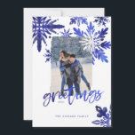 Cartes Pour Fêtes Annuelles Shibori Tie Dye Indigo Blue Snowflakes Photo<br><div class="desc">Carte de vacances moderne, audacieuse et abstraite, avec nos flocons de neige peints à la main en bleu indigo shibori, teints à la cravate. La motif aux flocons de neige audacieuse donne un aspect moderne et élégant. "Salutations" est affiché dans une typographie moderne de script de pinceau bleu indigo. Personnalisez...</div>