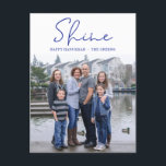 Cartes Pour Fêtes Annuelles Shine Happy Hanoukka Blue Photo<br><div class="desc">Cette carte postale photo avec votre photo, "Shine", "Happy Hanoukka !" et votre nom de famille sur le devant et les mots, "Que la lumière de Hanoukka remplisse vos coeurs de paix et d'amour." en bleu assorti sur le dos est parfait pour envoyer à tous vos amis et votre famille....</div>