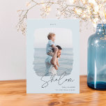 Cartes Pour Fêtes Annuelles Signature brossée | Hanoukka Photo<br><div class="desc">Un carte photo élégant et moderne pour vos salutations Hanoukka 2021, avec une seule photo verticale ou portrait dans un cadre unique peint brossé. "Shalom" apparaît sous le script écrit à la main, avec votre salutation de vacances personnalisée (avec "Happy Hanoukka") et le nom de famille sous. Ajoutez l'année sur...</div>