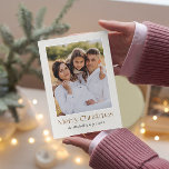Cartes Pour Fêtes Annuelles Simple Élégant Joyeux Noël Floral Dos PHOTO<br><div class="desc">Cette belle carte de Noël photo vous propose votre meilleure photo portrait avec calligraphie moderne et un design minimaliste simple. Contre un délicat arrière - plan bronzé, votre photo est entourée d'une simple bordure blanche. Carte inverse est décoré avec un Motif de Noël intemporel de feuilles et de canneberges dans...</div>