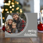 Cartes Pour Fêtes Annuelles Simple Joyeux Noël Photo Polka Dot Bordure<br><div class="desc">Une ferme grise avec un cadre photo circulaire. Utilisez une photo horizontale pour cette conception. CONSEIL PHOTO : Si vous téléchargez vos photos et qu'elles ne correspondent pas, cliquez sur le bouton CUSTOMISER CETTE. Cela peut prendre un peu de patience, mais vous pouvez bouger et redimensionner votre photo. Vous pouvez...</div>