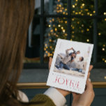Cartes Pour Fêtes Annuelles Simple moderne Joyeux Famille Rouge Photo Noël<br><div class="desc">Bienvenue les vacances cette année avec une Carte de Noël de la Famille Rouge Minimale Moderne Joyeuse qui capture ce moment de joie parfait avec une famille unie. Cette carte de sucre de canne rouge et blanc chic est l'incarnation parfaite du style moderne et minimaliste que nous recherchons. Des lignes...</div>