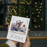 Cartes Pour Fêtes Annuelles Simple moderne Joyeux Photo de famille Noël<br><div class="desc">Bienvenue les vacances cette année avec une Carte de Noël de famille minimaliste moderne et joyeux qui capture ce moment de joie parfait avec une famille unie. Cette carte noire et blanche chic est l'incarnation parfaite du style moderne et minimaliste que nous recherchons. Des lignes épurées dans la typographie et...</div>