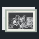 Cartes Pour Fêtes Annuelles Simple moderne Sage Green Hanoukka Photo de famill<br><div class="desc">Célébrez les Hanoukka avec style et élégance en utilisant cette Personnalisation Simple Sage Green Hanoukka Carte photo. Avec son arrière - plan vert chic et son design épuré et minimaliste, cette carte de vacances vous permet de personnaliser avec votre photo de famille et votre message personnalisé. Parfait pour envoyer des...</div>