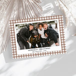 Cartes Pour Fêtes Annuelles Simple Vintage Vert En vichy Plaid Photo Noël<br><div class="desc">Envoyez des voeux de vacances chaudes avec notre Carte de vacances de Noël Vintage simple En vichy verte Plaid Photo! Doté d'un motif à plaid vert classique avec une touche vintage nostalgique, cette carte encadre magnifiquement votre photo de famille préférée. Son design propre et intemporel évoque une atmosphère cosy et...</div>