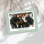 Cartes Pour Fêtes Annuelles Simple Vintage Vert En vichy Plaid Photo Noël<br><div class="desc">Envoyez des voeux de vacances chaudes avec notre Carte de vacances de Noël Vintage simple En vichy verte Plaid Photo! Doté d'un motif à plaid vert classique avec une touche vintage nostalgique, cette carte encadre magnifiquement votre photo de famille préférée. Son design propre et intemporel évoque une atmosphère cosy et...</div>