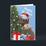 Cartes Pour Fêtes Annuelles Slothy Christmas Sloth à Santa Hat et Tree Card<br><div class="desc">Carte de voeux de Noël. Un paresseux mignon et adorable avec un chapeau de Père Noël regarde autour d'un arbre de Noël décoré. Joyeux texte Slothmas sur la couverture et un message de vacances détendu à l'intérieur. Enveloppé les cadeaux de Noël au bas de l'image. Copyright de l'art, image et...</div>