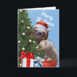 Cartes Pour Fêtes Annuelles Slothy Christmas Sloth à Santa Hat et Tree Card<br><div class="desc">Carte de voeux de Noël. Un paresseux mignon et adorable avec un chapeau de Père Noël regarde autour d'un arbre de Noël décoré. Joyeux texte Slothmas sur la couverture et un message de vacances détendu à l'intérieur. Enveloppé les cadeaux de Noël au bas de l'image. Copyright de l'art, image et...</div>