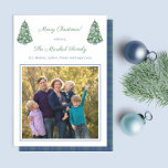 Cartes Pour Fêtes Annuelles Smart Blue White Green Chinoiserie Photo de famill<br><div class="desc">** Crédit photo : Photographie © Storytree Studios, Stanford, CA ** Preppy Happy Holidays Design carte photo avec des arbres de Noël miniatures jumeaux, recouverts de chinoiserie bleu et blanc, en planteurs bleus. Les éléments d'aquarelle étaient à l'origine peints à la main par moi en aquarelles sur du papier 100%...</div>