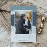 Cartes Pour Fêtes Annuelles Snowdrift | Colorblock Photo verticale Hanoukka<br><div class="desc">Une carte de vacances moderne et élégante dans des couleurs douces avec votre photo préférée verticale ou portrait orientée sur un arrière - plan colorblock snowdrift dans les tons bleu et gris. "Joyous Hanoukka" apparaît en dessous dans une belle écriture manuscrite,  avec votre nom de famille en dessous.</div>