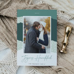 Cartes Pour Fêtes Annuelles Snowdrift | Colorblock Photo verticale Hanoukka<br><div class="desc">Une carte de vacances moderne et élégante aux couleurs douces avec votre photo préférée verticale ou portrait orientée sur un arrière - plan de snowdrift en blocs colorés dans les tons d'épinette et de vert chasseur. "Joyous Hanoukka" apparaît en dessous dans une belle écriture manuscrite, avec votre nom de famille...</div>