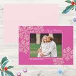Cartes Pour Fêtes Annuelles Snowflake Berry Bling Élégante photo de Noël<br><div class="desc">Cette tendance à la couleur de Noël est tout de rose. Personnalisez ces élégantes cartes de Noël à plat en ajoutant votre nom dans une police blanche moderne en bas à gauche, puis ajoutez votre photo au centre du design sur un arrière - plan de flocs de neige rose fraise...</div>