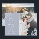 Cartes Pour Fêtes Annuelles Snowflake Merry Kisses Warm Warm 2 Photo<br><div class="desc">Célébrez votre première saison de vacances comme de jeunes mariés avec notre élégant Snowflake Joyeux Baisers Chaleureux 2 Photo Carte de Noël Holiday Card. Doté d'une superbe photo mariage agrémentée de délicats flocons bleus glacés, cette carte dit "joyeux baisers et voeux de vacances chaleureux de la nouvelle Mr et Mrs",...</div>