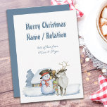Cartes Pour Fêtes Annuelles Snowman et Reindeer Snowy Texte personnalisé<br><div class="desc">carte de Noël personnalisée avec design mignon et typographie enneigée. Le design comprend un bonhomme de neige et un renne avec un cabine chaleureux dans la neige. Tout le libellé est facile à modifier,  de sorte que vous pouvez rendre vos cartes complètement individuelles.</div>